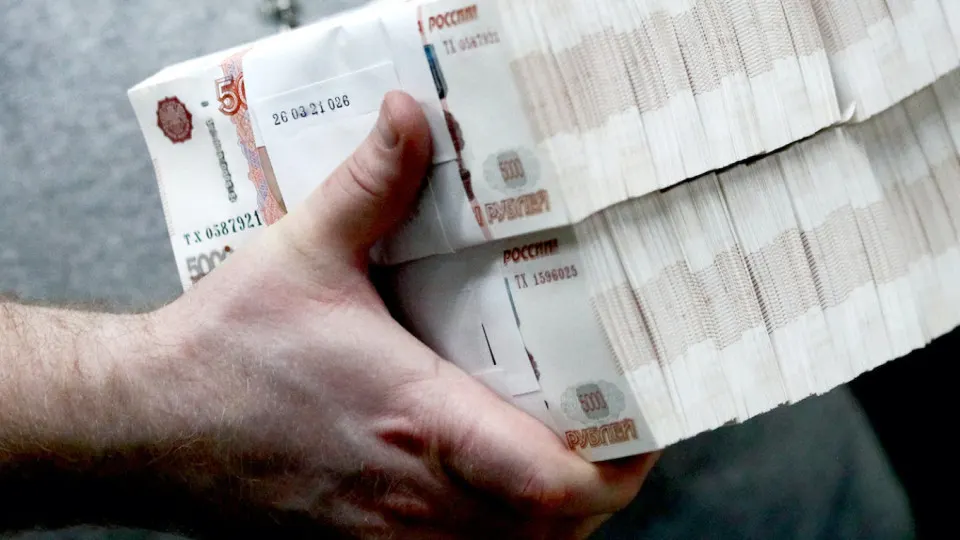 Банковская система теряет триллионы рублей в наличных: ЦБ констатирует рекордный объём банкнот в обращении и ужесточает контроль за снятиями и внесениями — регулятор также отмечает рост операций, которые могут служить легализации преступных доходов.