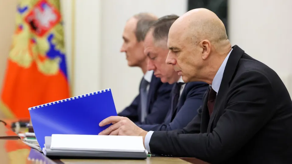 Индекс гособлигаций упал до минимумов за несколько месяцев, а доходности длинных ОФЗ выросли до рекордных за год значений — на фоне роста расходов и осторожной монетарной политики.