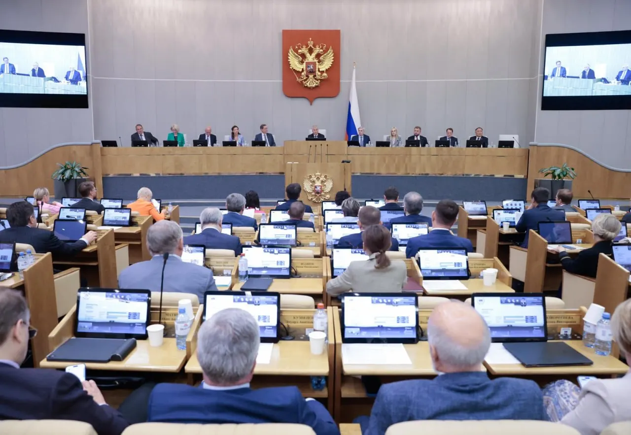 Анализ показывает: Госдума одобряет 84% правительственных и 99% президентских инициатив, тогда как «проходимость» депутатских законопроектов едва превышает четверть.