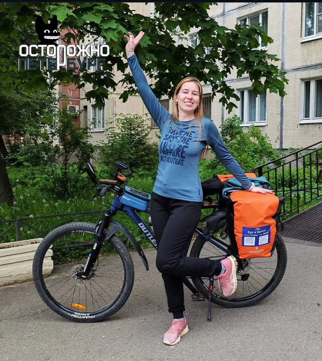 Женщина выехала из Санкт‑Петербурга и за месяц добралась до Тюмени. По дороге под Чебоксарами она упала и получила трещину в руке, но продолжает своё путешествие и регулярно делится подробностями в соцсетях.