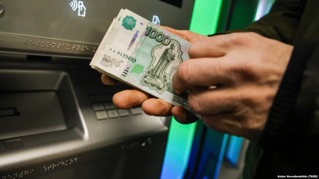 По данным секретного доклада европейской разведки, сочетание государственных программ поддержки, нарастания проблемных кредитов и возможных новых санкций может привести к серьёзному финансовому потрясению в российской банковской системе.