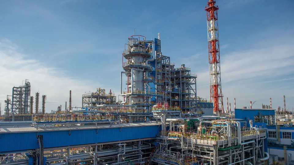 Крупный нефтехимический завод в Салавате прекратил переработку сырья с 14 июля после атаки беспилотников. Повреждены основные установки; восстановление может занять от нескольких недель до месяцев. Это уже пятый завод, приостановивший работу в июле, что усиливает дефицит нефтепродуктов в стране.