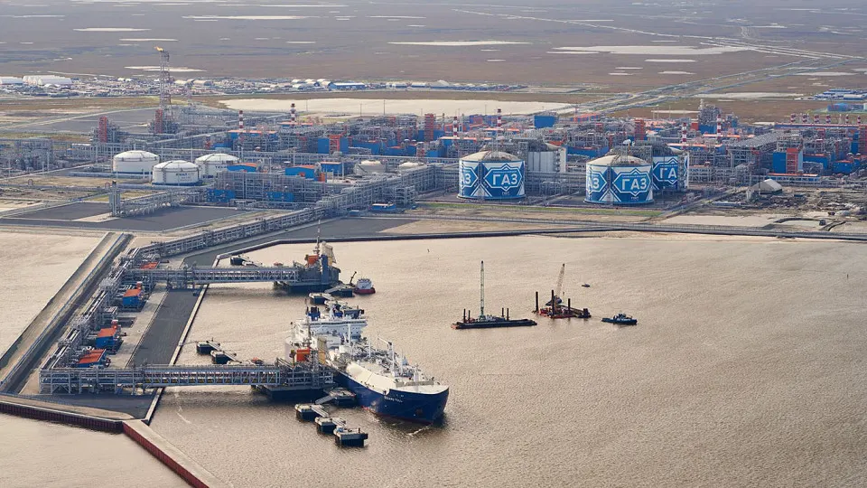В первом полугодии страны ЕС резко увеличили ввоз сжиженного природного газа из России, ускоряя поставки по действующим контрактам на фоне грядущих запретов и дефицита на мировом рынке.