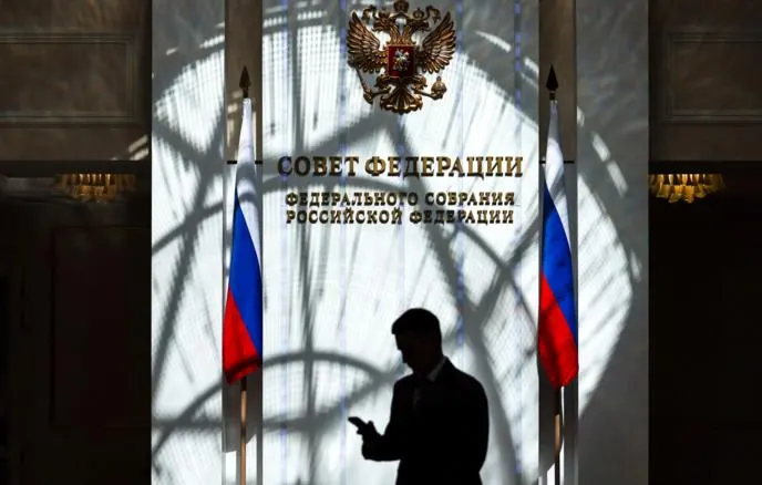Совет Федерации принял пакет законов, вводящий запреты и ограничения прав для россиян, осуждённых по политическим статьям и проживающих за границей: от отказа в выдаче загранпаспортов до внесения в специальный реестр Минюста.