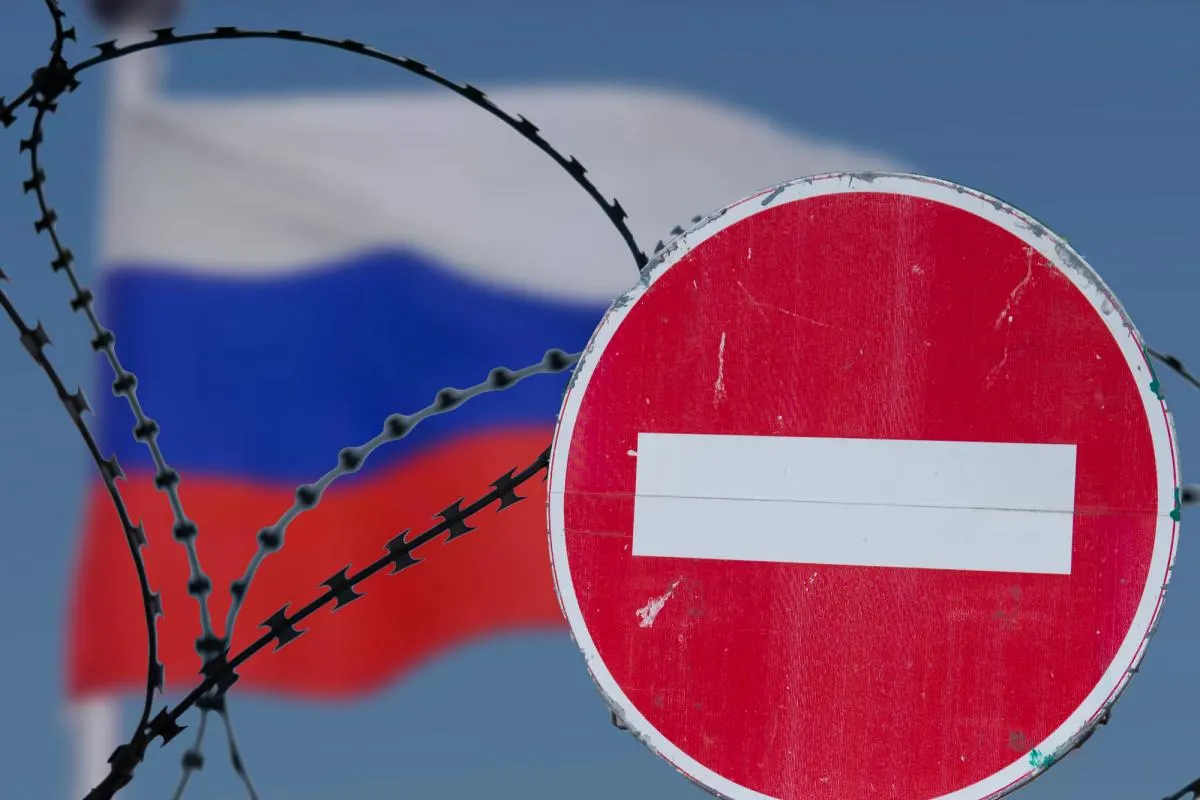 Обсуждения перенесены до 22 июля: временный потолок цены на российскую нефть сохранён до 23 июля. Австрийское требование о компенсации и опасения Греции по СПГ затормозили достижение согласия.