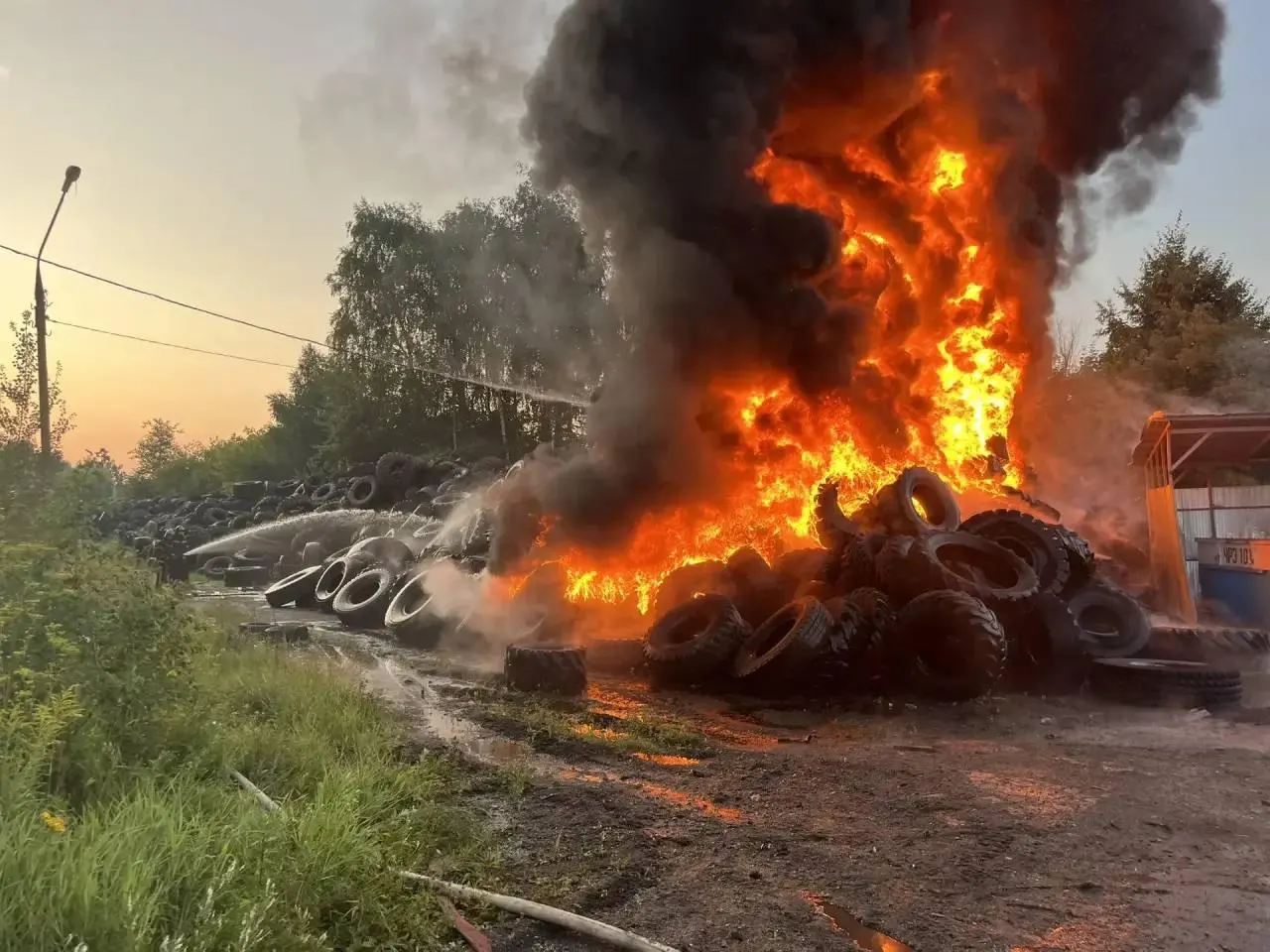 Краткая региональная сводка: попадание беспилотника в жилой дом в Чехове, блокировка подъезда к паромной переправе на Ольхоне, новые правила заправок в Алтае и увеличение штатной численности армии.