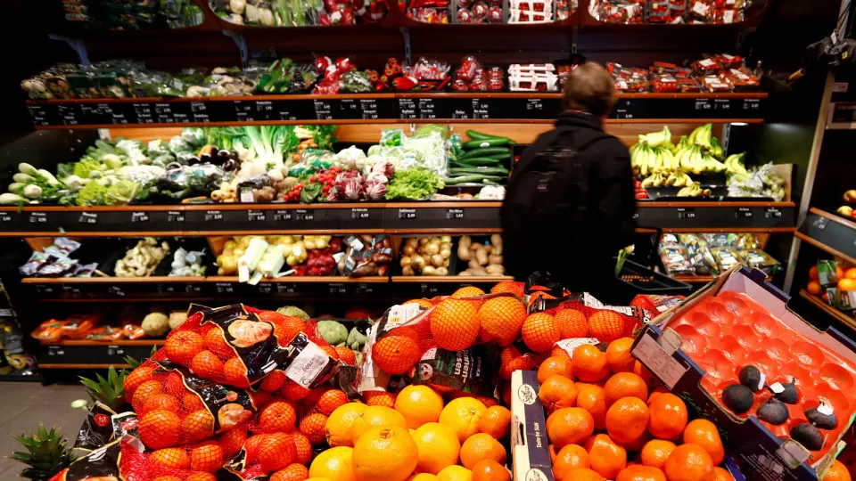 Дефицит топлива и рост его стоимости ускорили рост цен на продукты и услуги: за последние недели картофель, лук и капуста показали двузначный рост, бензин и дизель прибавили почти по двузначным значениям.