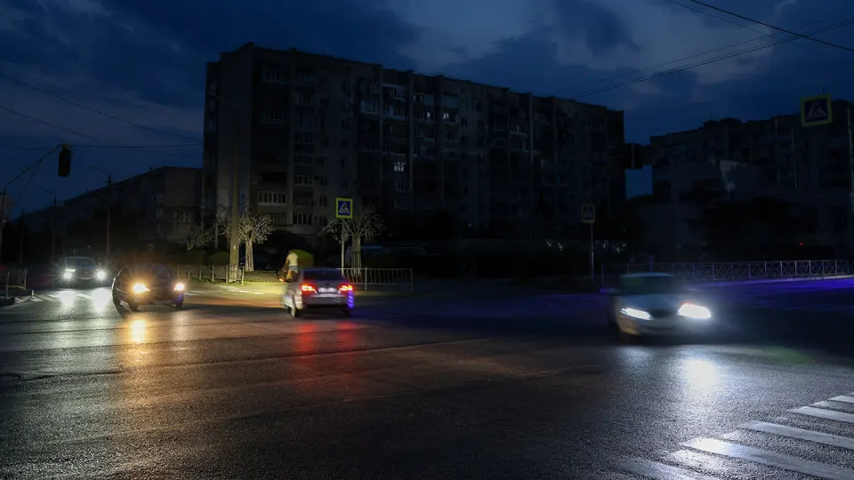 В ряде регионов, включая Крым, власти и перевозчики сократили автобусные рейсы, а стоимость проезда растёт — это следствие масштабного топливного дефицита и падения переработки нефти в стране.
