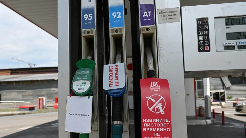 Из‑за дефицита и подорожания топлива владельцы АЗС по всей стране выставляют станции на продажу: объявления охватывают регионы от Поволжья до Сибири, лоты стоят от сотен тысяч до сотен миллионов рублей.