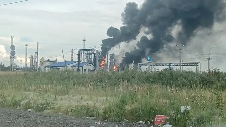 По данным Росстата, в июне выпуск нефтепродуктов сократился на 21,7% в годовом выражении — самый резкий спад за годы, что вызвало дефицит топлива на АЗС, рост цен и переход к импорту.