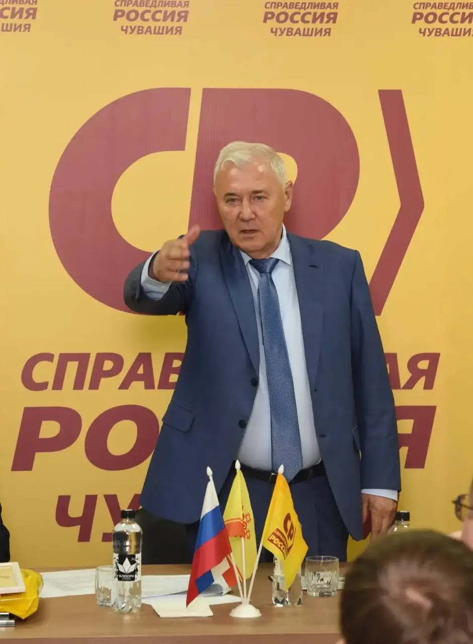 По уже знакомой схеме одномандатный округ в Чувашии оказался свободным для гарантированного возвращения Анатолия Аксакова в Госдуму. Его соперник номинален, а сам Аксаков известен долгой карьерой и влиянием в финансовой политике.