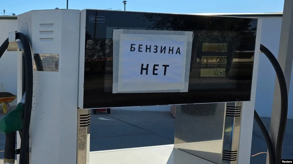 Росстат зафиксировал, что за последнюю неделю июня бензин в Севастополе подорожал на 30% — на фоне сокращения производства топлива, логистических проблем и ограничений в нескольких регионах РФ.