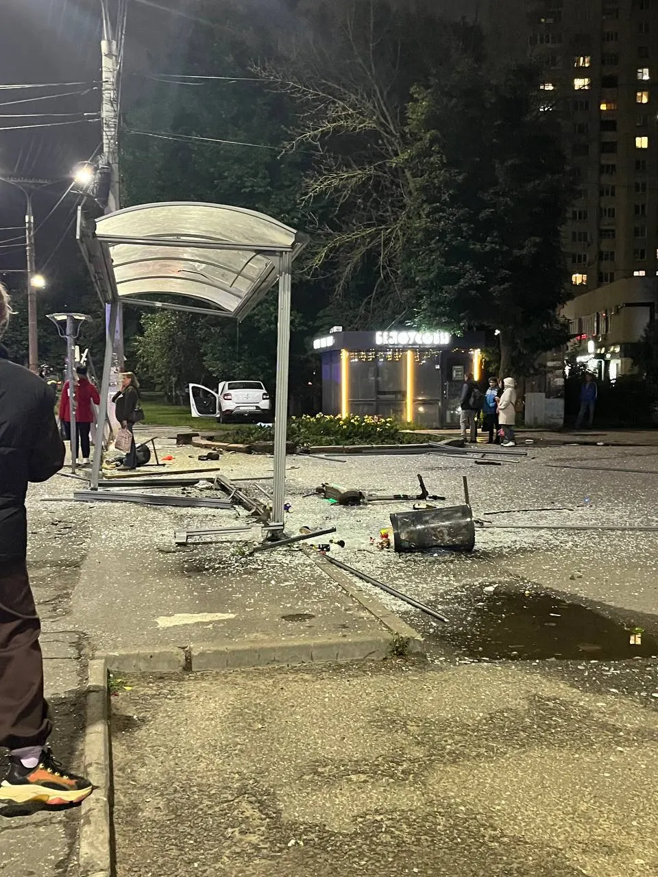 Водителя 18 лет, въехавшего на остановку на Московском проспекте, обвиняют по ч. 3 ст. 264 УК РФ; одна женщина погибла, ещё один мужчина госпитализирован.