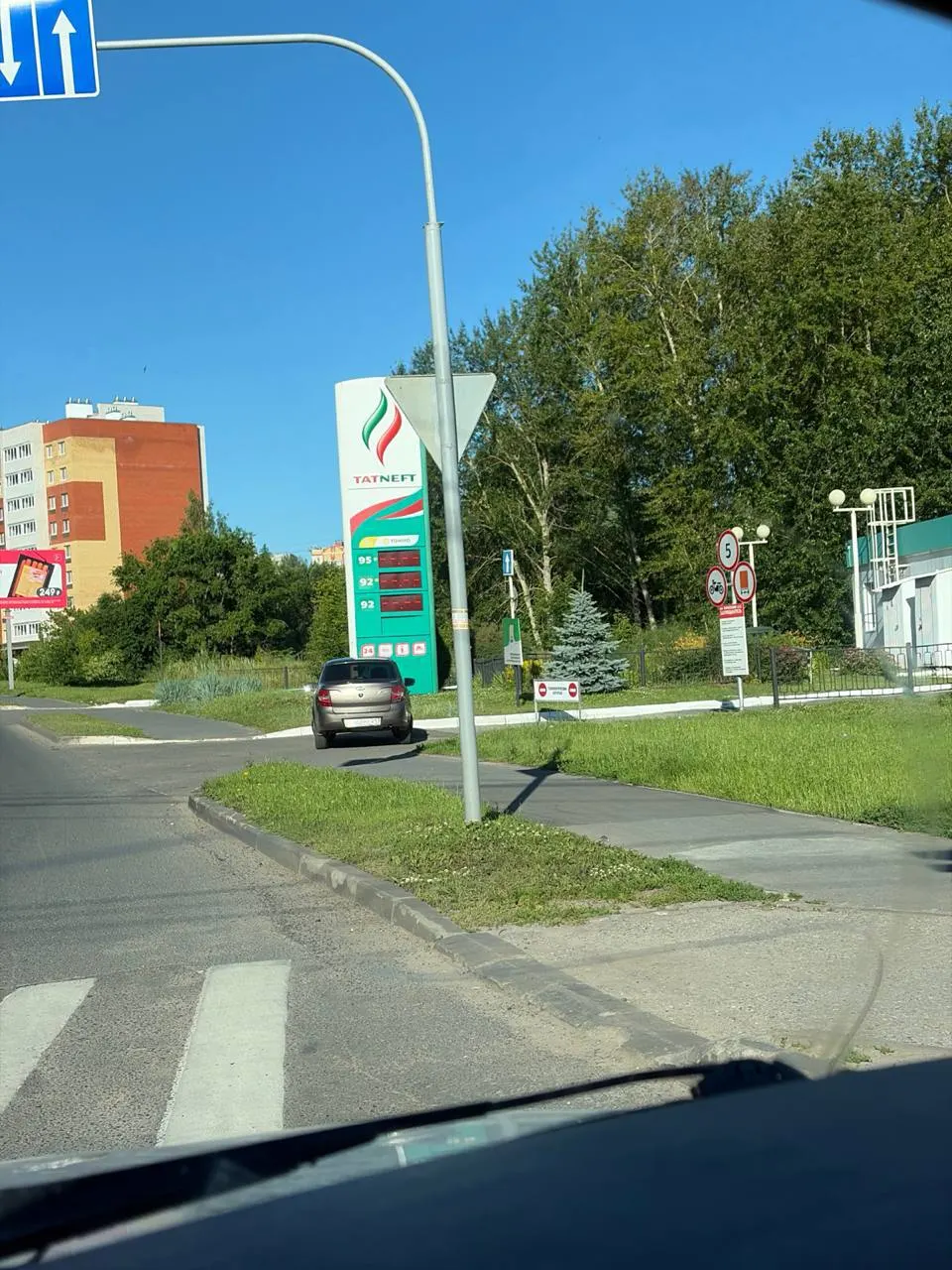 В ряде районов Чувашии наблюдается острый дефицит бензина: сетевые АЗС остаются без топлива, а независимые операторы поднимают цены до рекордных отметок. Власти утверждают о контроле ситуации, но независимые заправщики объясняют рост цен скачком оптовых котировок.