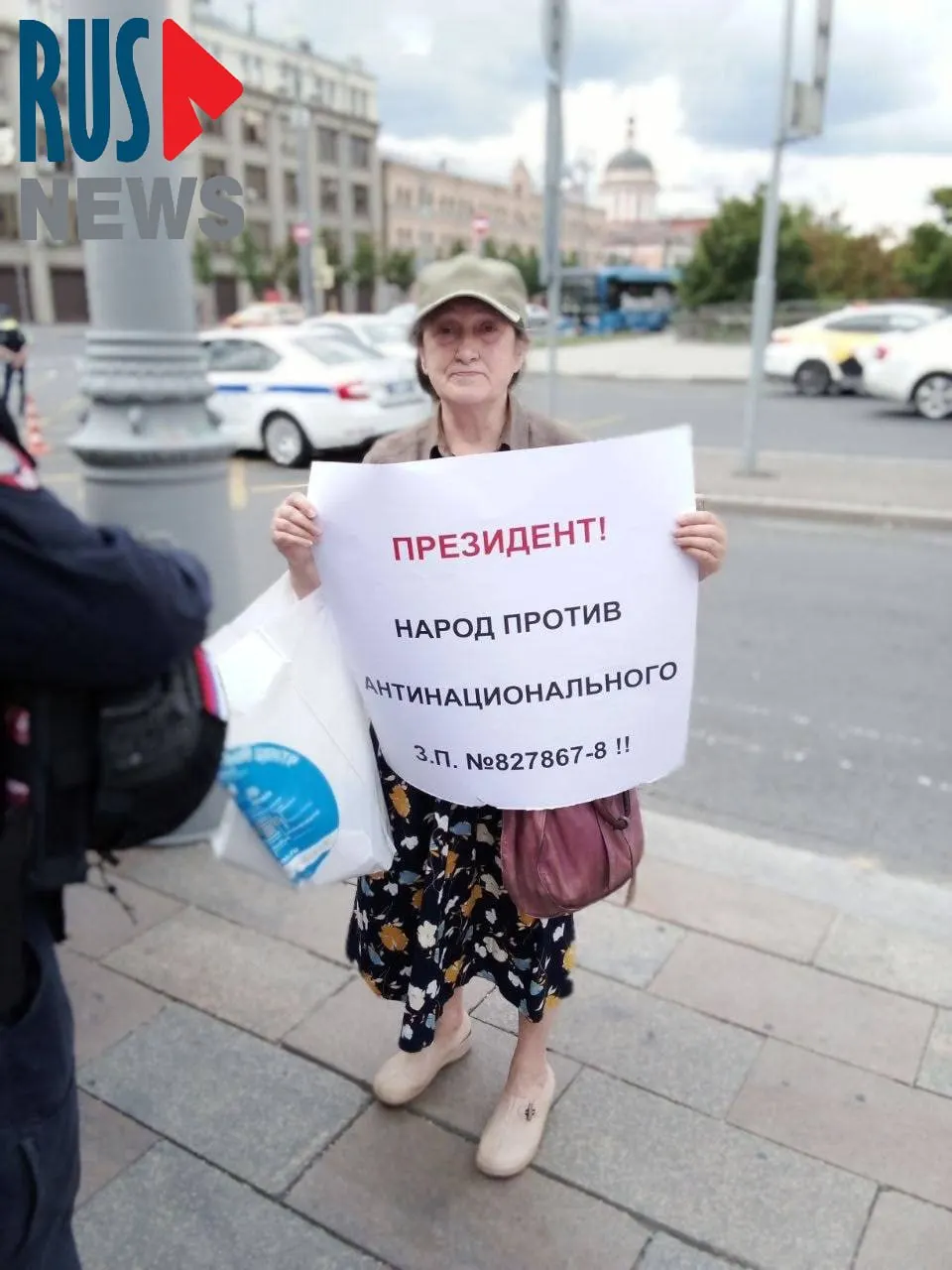 На Старой площади задержали Наталью Шамину — она пикетировала против законопроекта о передаче регионам полномочий по лишению объектов статуса охраняемых памятников.