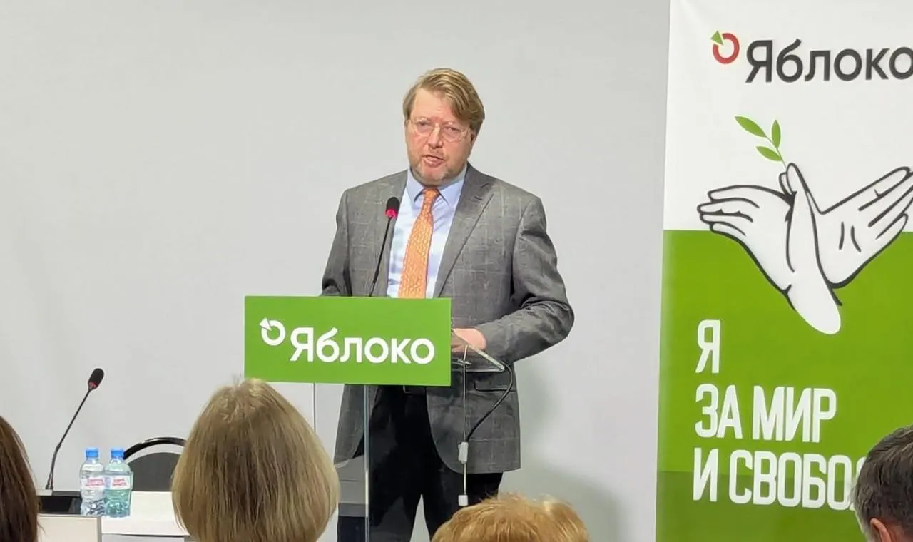 Верховный суд оставил в силе решение петербургского суда о штрафе для лидера «Яблока» за публикацию с изображением Алексея Навального. Партия намерена обжаловать постановление в Конституционном суде.