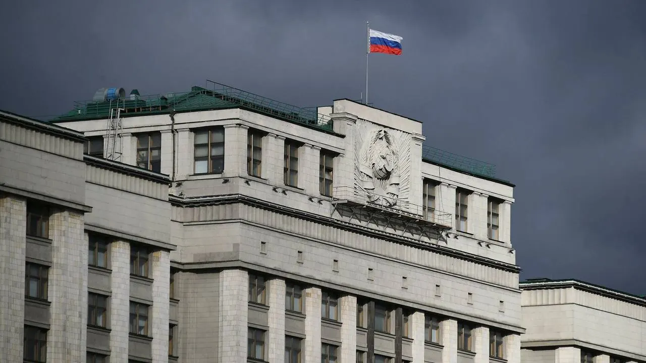 Законопроект предлагает лишить уехавших россиян ряда услуг и прав — от консульской защиты и регистрации недвижимости до доступа к онлайн‑банкингу; в проекте предусмотрен реестр и особый порядок выплат семьям.