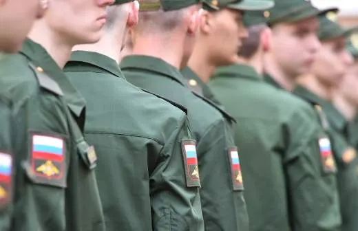 Правительство поддержало законопроект, который позволит направлять солдат срочной службы в пожарные подразделения МЧС для тушения пожаров и аварийно‑спасательных работ в населённых пунктах.