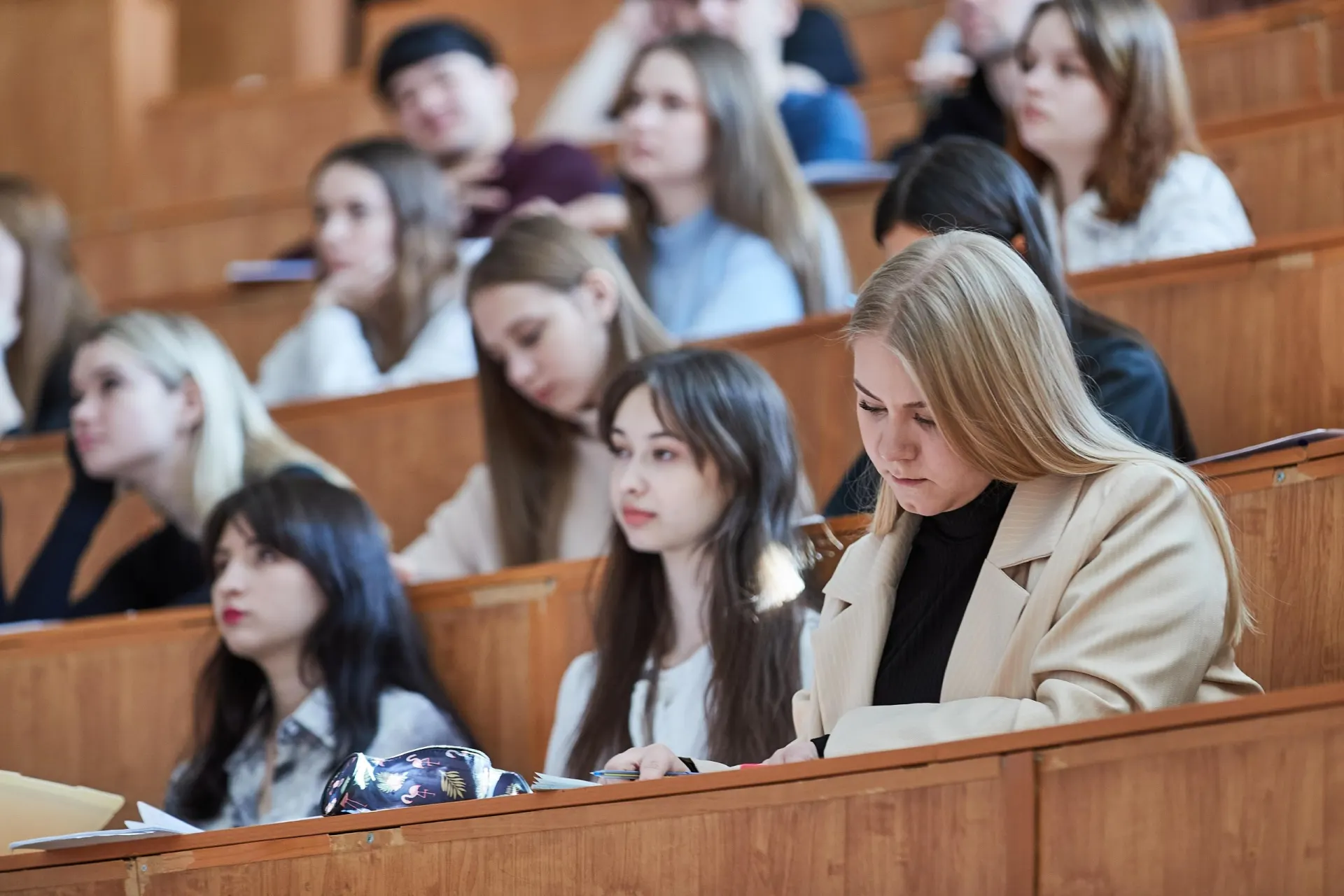 По новым правилам студентов, обучающихся по целевому набору, теперь могут отчислить в любой момент; вместо штрафов вводятся компенсации — подробности будут прописаны в нормативных актах.