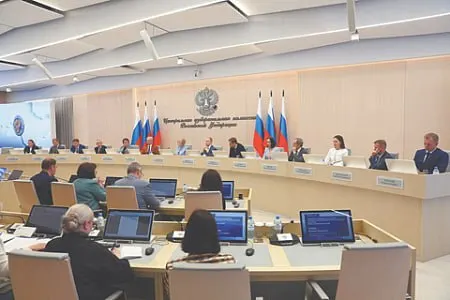 В проекте постановления ЦИК предусматривается вычёркивание нескольких кандидатов из партийного списка «Яблоко». По закону выбытие четверти списка может привести к снятию партии с выборов; ранее в разных регионах против членов партии возбуждали административные дела и штрафовали.