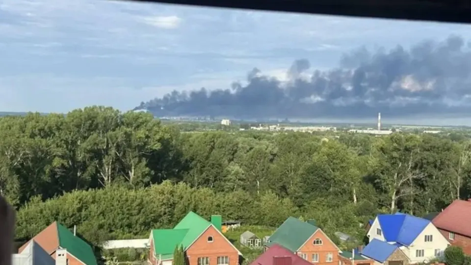 В результате ночных атак беспилотников в Башкортостане и на юге России на крупных предприятиях произошли пожары; есть повреждения технологического оборудования и пострадавшие от падения обломков.