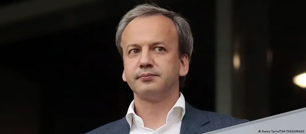 Аркадий Дворкович заявил, что будет добиваться отмены санкций ЕС в суде и пока складывает с себя полномочия президента Международной шахматной федерации; обязанности возьмет на себя вице-президент Вишванатан Ананд.