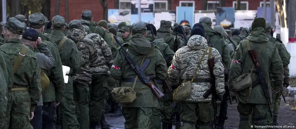 Обсуждения вокруг возможной новой мобилизации в РФ не утихают: официальные лица отрицают планы, независимые расследования и аналитики фиксируют признаки дефицита контрактников и проблем с комплектованием войск.