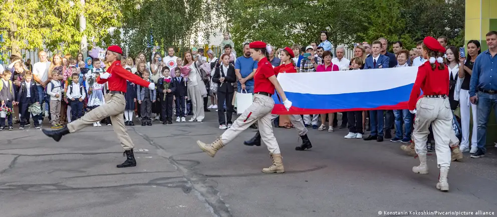 Во многих регионах России родители жалуются, что детям отказывают в приёме в старшие классы и предлагают продолжить обучение в колледжах. Родители, эксперты и надзорные органы связывают это с ужесточением требований и системной политикой в области образования.