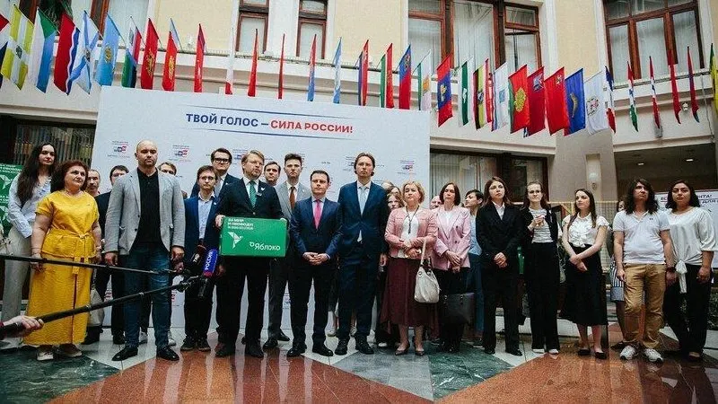 Центризбирком обнаружил технические замечания в документах партии «Яблоко» и назначил срок до 8 июля на исправления; заседание по допуску кандидатов состоится 10 июля.