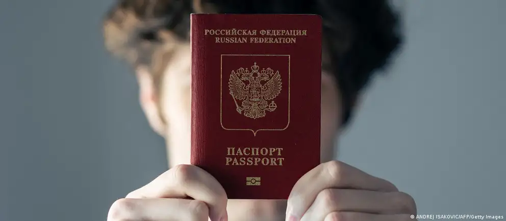 После возражений Франции и Италии Совет ЕС пересмотрел первоначальный вариант и предлагает вводить запрет только для краткосрочных виз и для тех, кто непосредственно участвовал в боевых действиях в Украине; список исключений расширен.