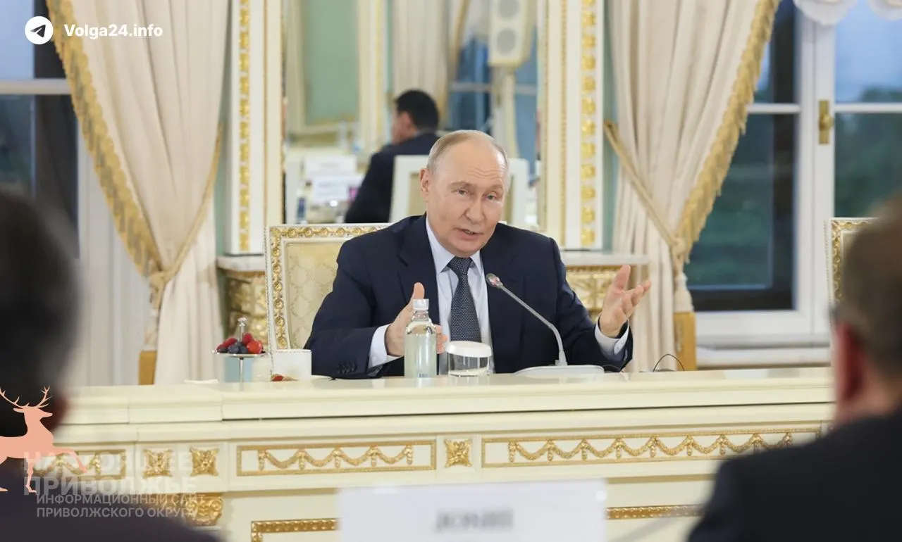 Президент заявил, что возникшие на внутреннем топливном рынке проблемы носят временный характер и созданы извне; ВВП России за пять месяцев вырос на 0,2%, в мае — на 0,3%.