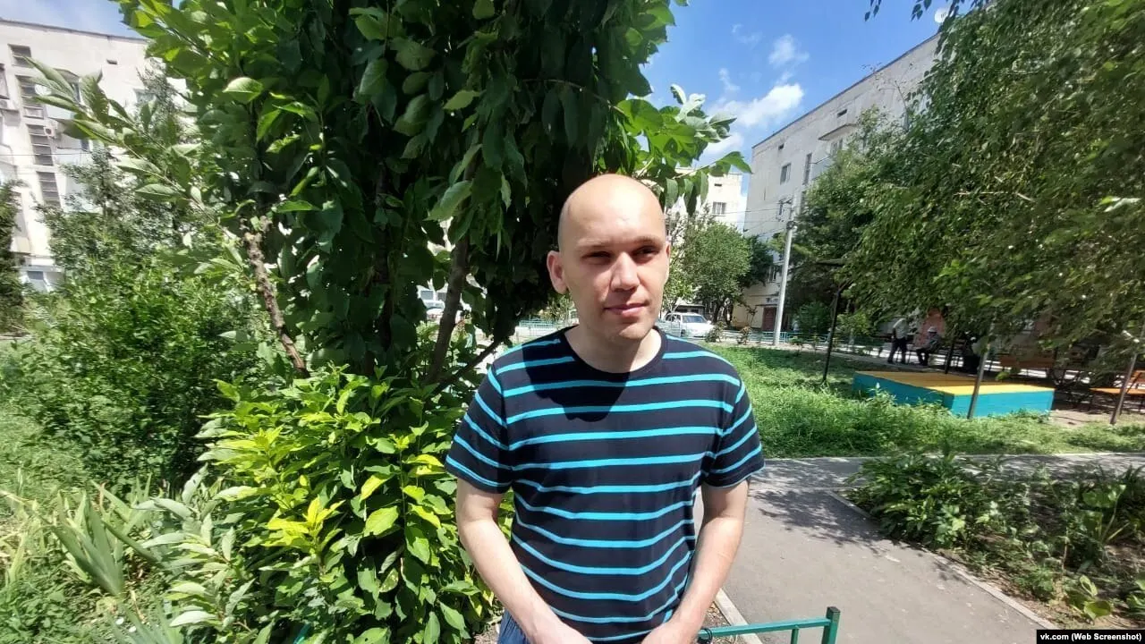 В обновлённом списке участников «Крымской солидарности» оказались 137 человек, среди них инвалид I группы Игорь Никитенко. Правозащитники называют включение необоснованным, а для признанных участников закона грозят штрафы и даже уголовная ответственность при повторных нарушениях.