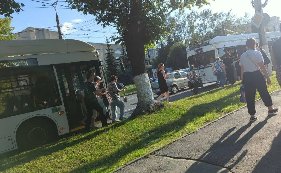 В Чебоксарах зафиксирована остановка троллейбусов. О причинах пока ничего не известно.