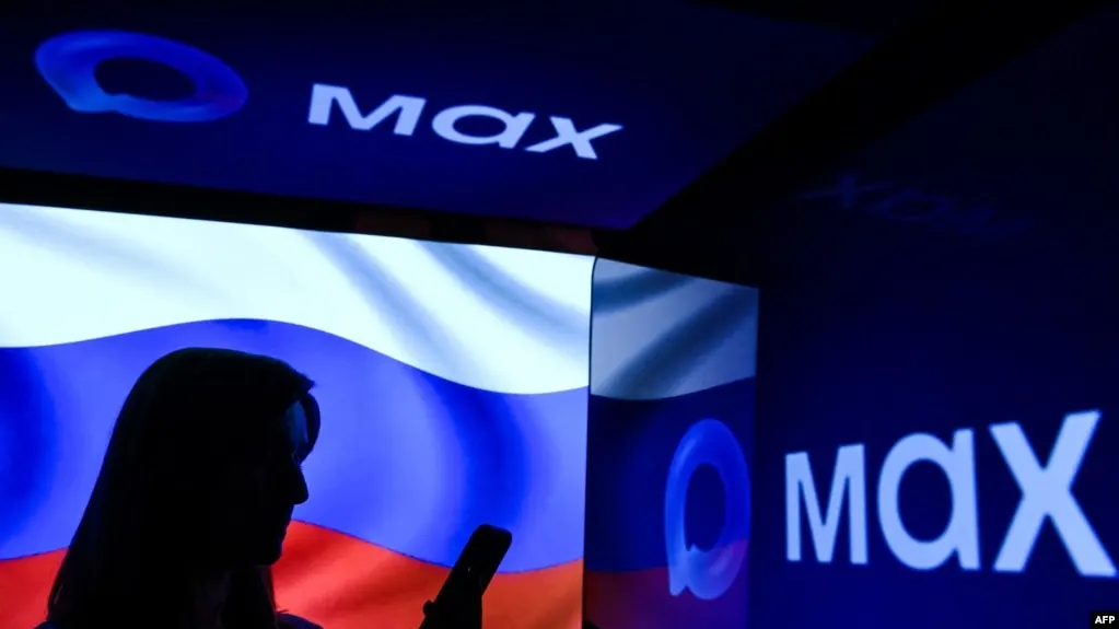 Правительство поручило перевести рабочие коммуникации государственных и муниципальных сотрудников на многофункциональный сервис на базе Max с целью полного охвата к 2030 году. Решение сопровождается санкциями против разработчика, исчезновением приложений из некоторых магазинов и вопросами кибербезопасности.