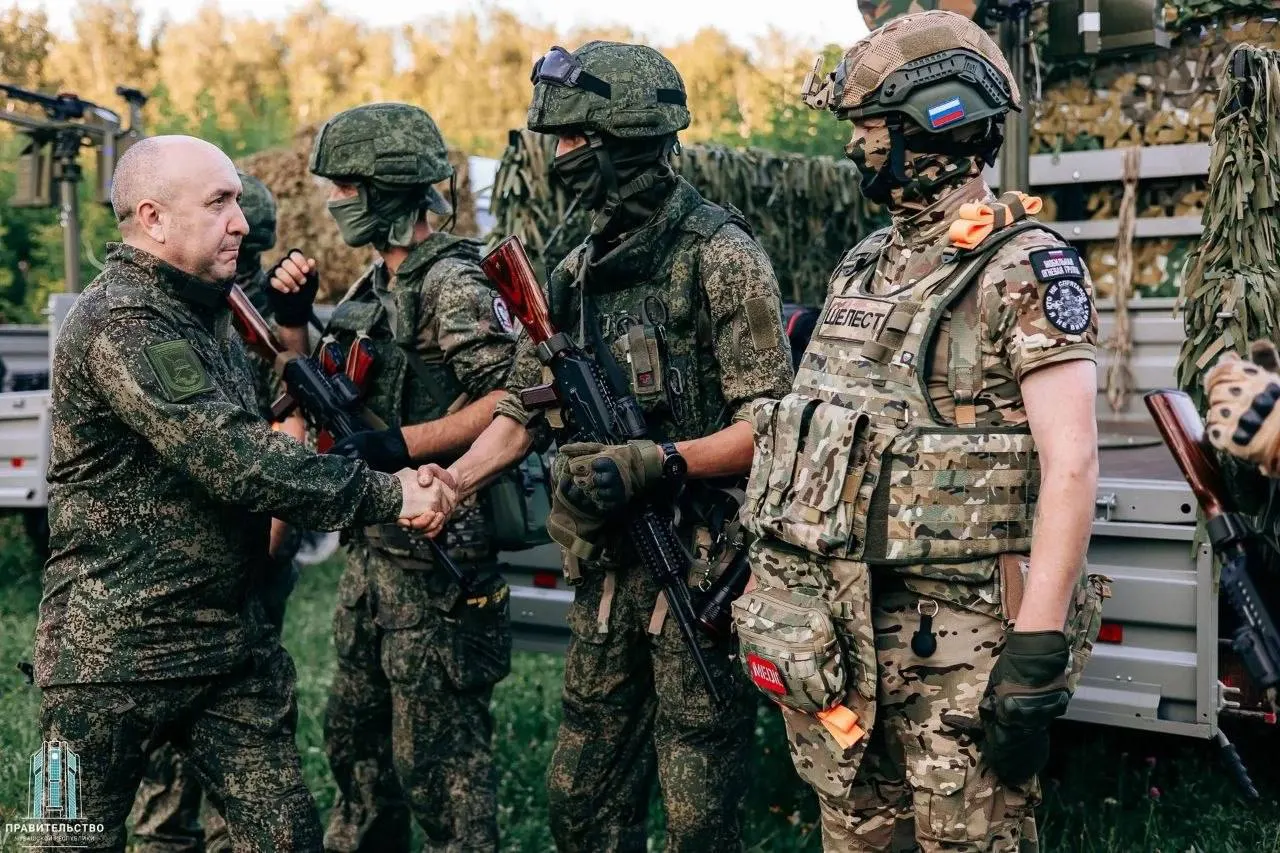 В республике объявили о начале дежурства первого отряда БАРС: бойцам выдали экипировку и дроны, а также назначили выплаты за сбитые БПЛА. Эксперты и жители сомневаются в эффективности мер и отмечают политический контекст инициативы.