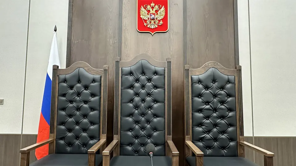 Правительственная комиссия поддержала законопроект, позволяющий привлекать в аппараты судов студентов и кандидатов со средним профессиональным юридическим образованием на ряд должностей. Эксперты предупреждают о рисках временного кадрового потока и необходимости улучшать условия труда.