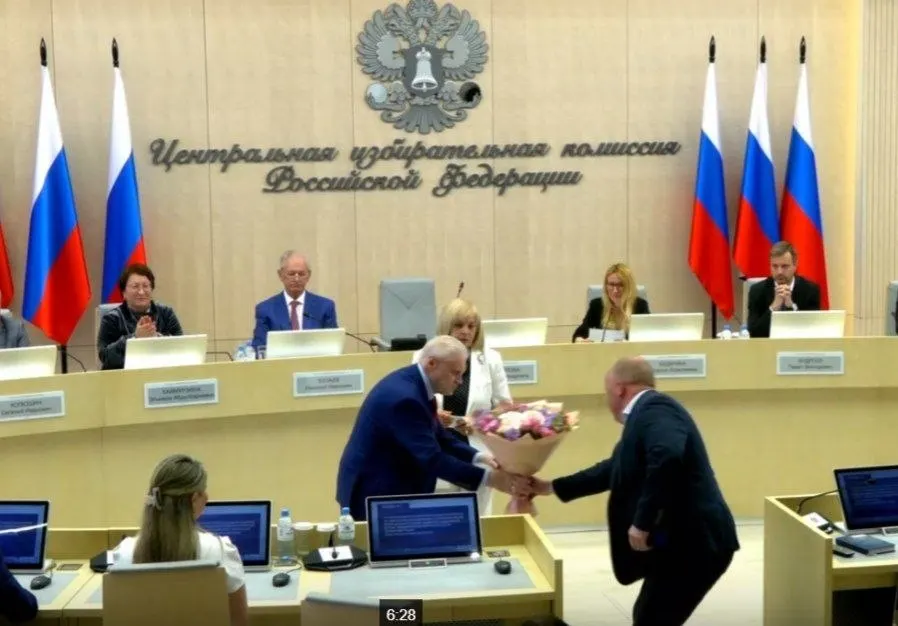 На заседании Центризбиркома единогласно зарегистрировали 260 кандидатов из списка «Справедливой России», приняли в комиссию представителя ЛДПР с правом совещательного голоса и утвердили 43 финансовых уполномоченных партии «Яблоко» в регионах.