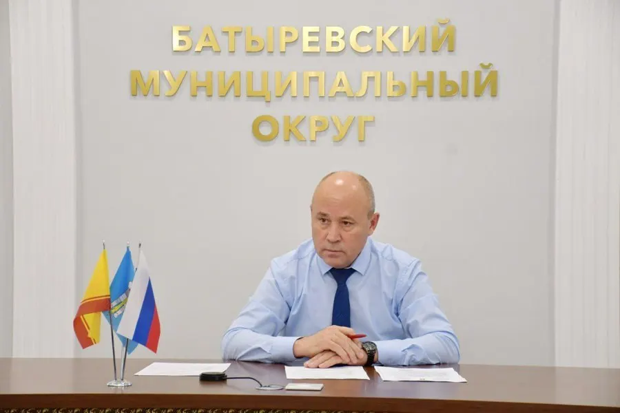 Рудольф Селиванов досрочно прекратил полномочия 20 июля 2026 года после возбуждения в его отношении уголовного дела. В администрации и по месту проживания проводились обыски, ему избрали домашний арест, при обыске изъято огнестрельное оружие; депутаты намерены оспорить увольнение.