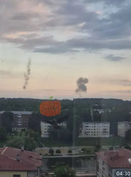 В сети появились кадры предполагаемо сбитой ракеты в районе улиц Садовникова и 1 Мая в Воткинске. Ранее сообщали о пусках «Фламинго» и возможном попадании ещё одной ракеты в Чувашии.