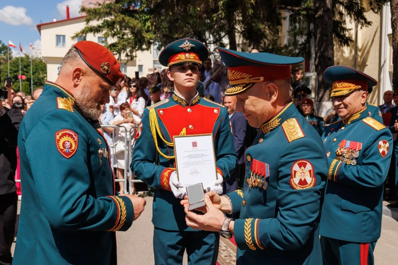 Начальнику Саратовского военного института войск национальной гвардии Александру Белоглазову присвоено воинское звание «генерал-лейтенант». Погоны и удостоверение вручил заместитель директора Федеральной службы войск национальной гвардии генерал-полковник Анатолий Маликов.