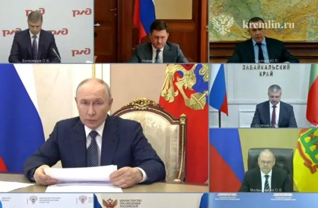 Путин провёл совещание по работе топливного и транспортного комплексов. Глава региона предложил строительство малых НПЗ и увеличение импорта топлива; регионы работают над прямыми контрактами, чтобы снизить зависимость от биржи.