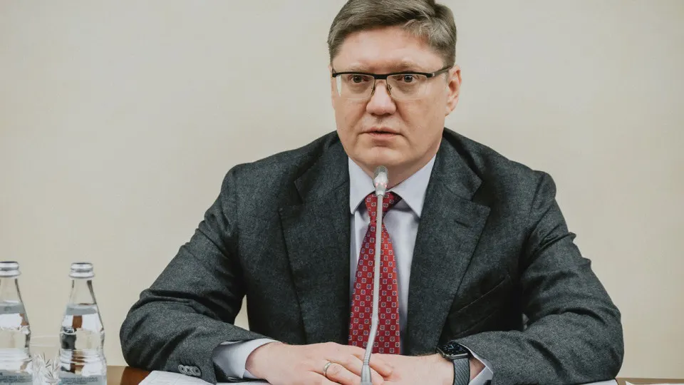 Зампред фракции «Единая Россия» сравнил недовольных топливным кризисом с подростками, обвинил внешние удары в проблемах НПЗ и пообещал скорое устранение перебоев. Тем временем переработка нефти и выпуск бензина в стране заметно сократились, введены ограничения и образовались очереди на АЗС.