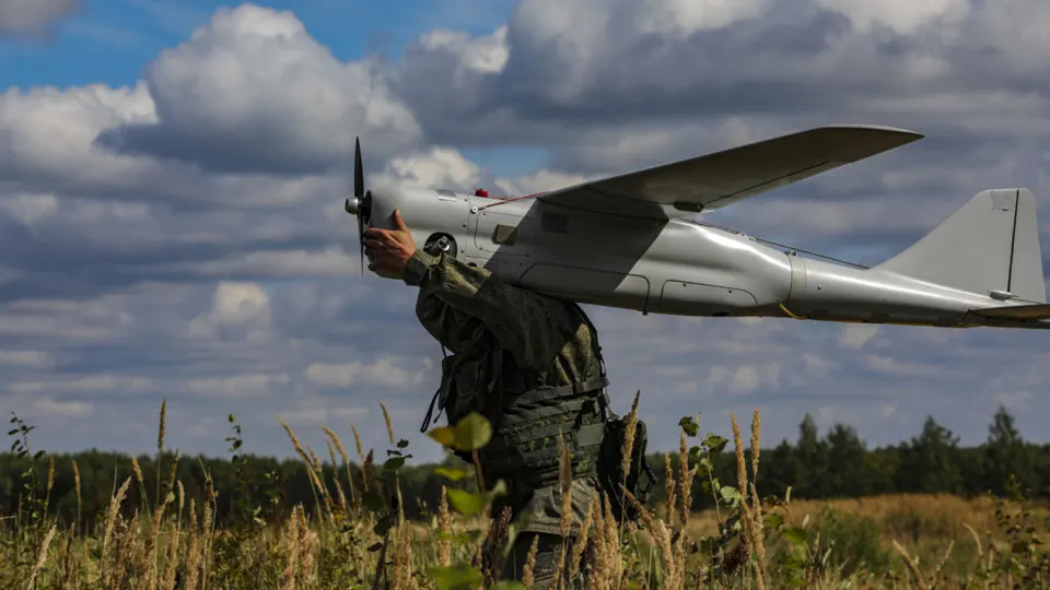 Документы и свидетельства указывают на многолетнее военно‑техническое сотрудничество Китая и России: от обмена данными о применении дронов до предложений по выведению из строя спутниковых сетей, включая Starlink.