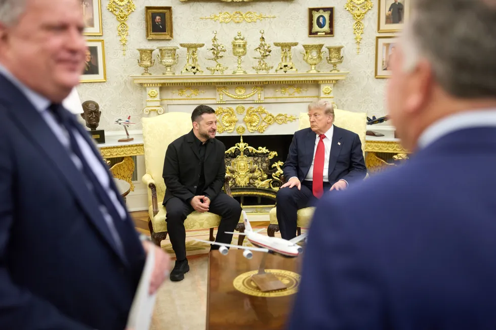 Встреча президента Украины и президента США в Белом доме прошла более часа: обсуждали экстренные поставки ракет для систем Patriot, возможные визиты спецпосланников и давление на поставки российских энергоресурсов через законопроекты в Сенате.