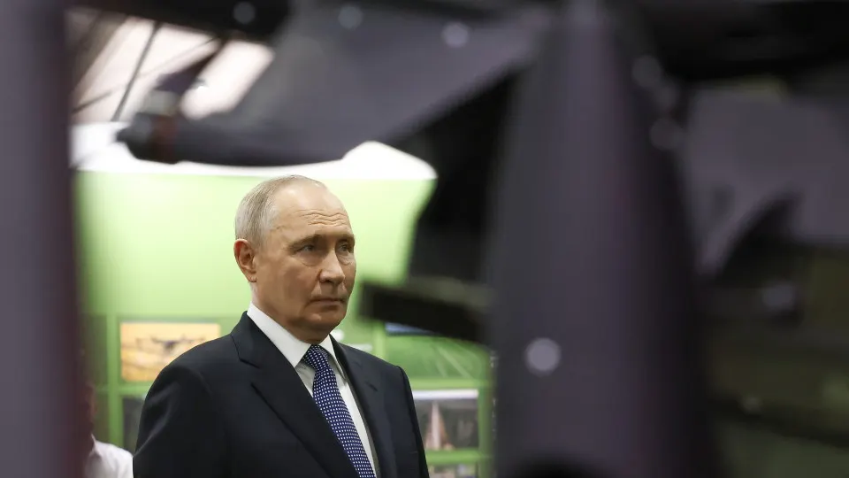 На форуме «Все для победы» президент заявил, что граждане направили около 70 млрд руб. через Общероссийский народный фронт; одновременно растут государственные военные расходы и обсуждаются дополнительные источники их финансирования.