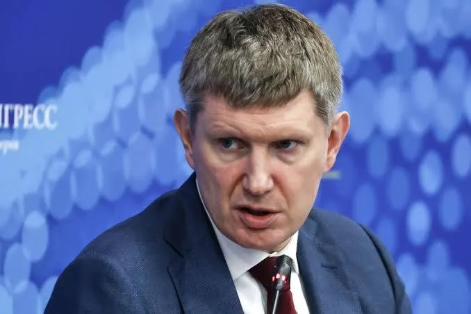 Минэкономразвития постановило, что с 1 сентября 2026 года гостиницы с более чем 50 номерами обязаны принимать постояльцев при подтверждении личности через госмессенджер «Макс», даже при отсутствии документов. Отелям окажут помощь в подключении и обучении персонала.
