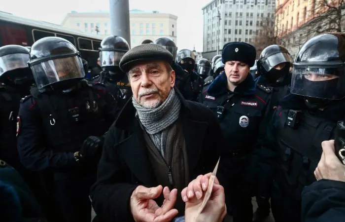 В Хорошевском суде Москвы началось заочное рассмотрение уголовного дела против 84‑летнего правозащитника. Обвинение просит 6,5 года колонии и 10‑летний запрет администрирования сайтов.