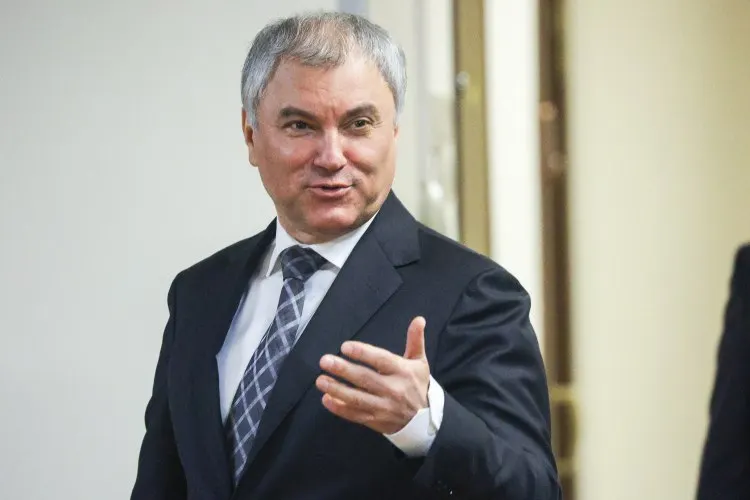 Спикер Госдумы Вячеслав Володин призвал активнее пользоваться электротранспортом — современные трамваи, по его мнению, могут стать дешёвой и экологичной альтернативой личным авто и наземному метро.
