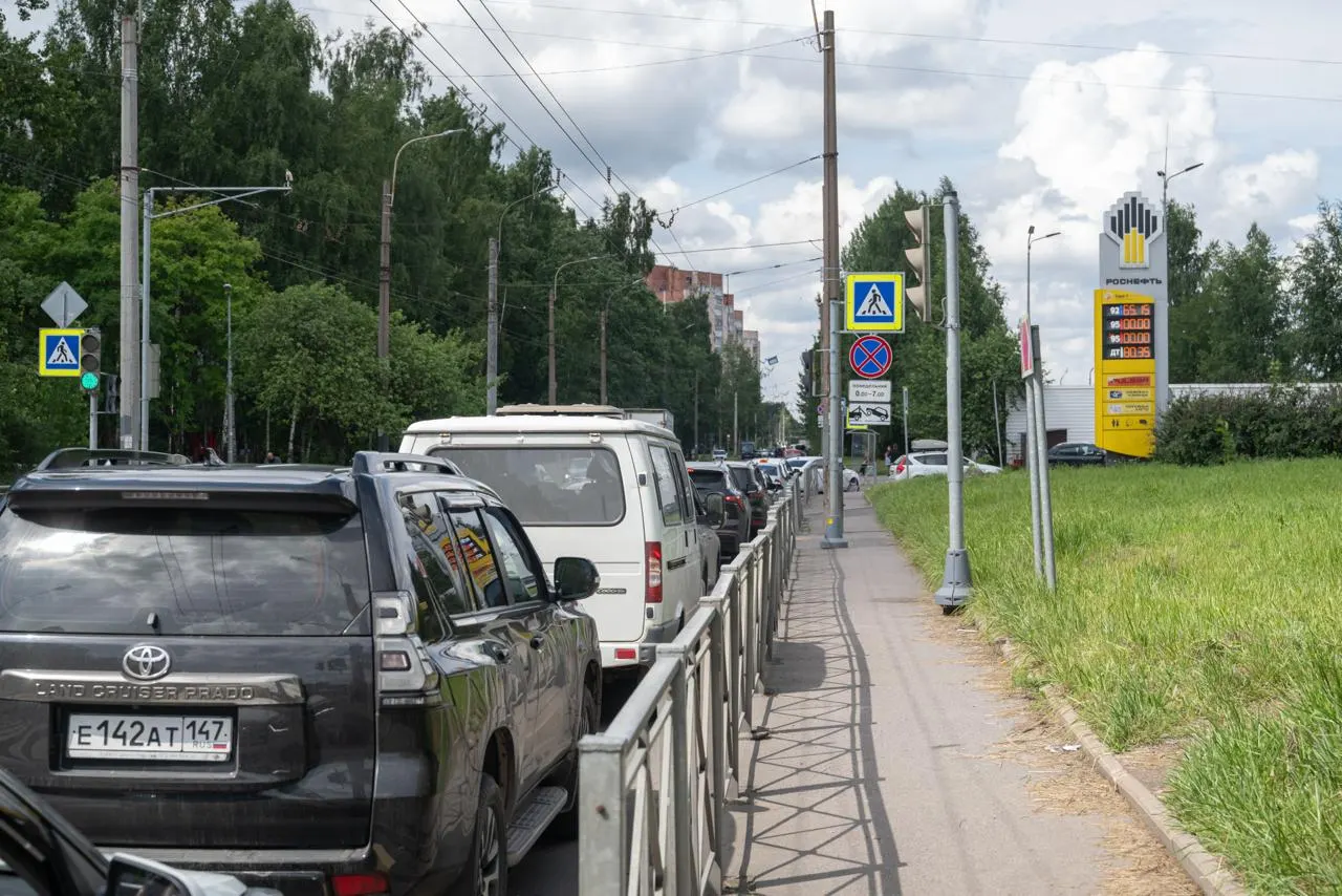 В ряде питерских АЗС подтвердили поставки бензина стандарта Евро‑5; в июле в России временно снизили экологический класс топлива до Евро‑3, что может повлиять на качество воздуха.