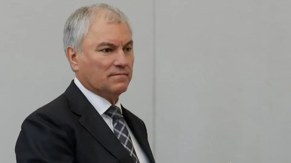 Спикер Госдумы призвал к единству и спокойствию на фоне дефицита топлива, подчеркнув, что паника лишь играет на руку противнику; вице‑премьер отметил, что ситуация остаётся напряжённой.